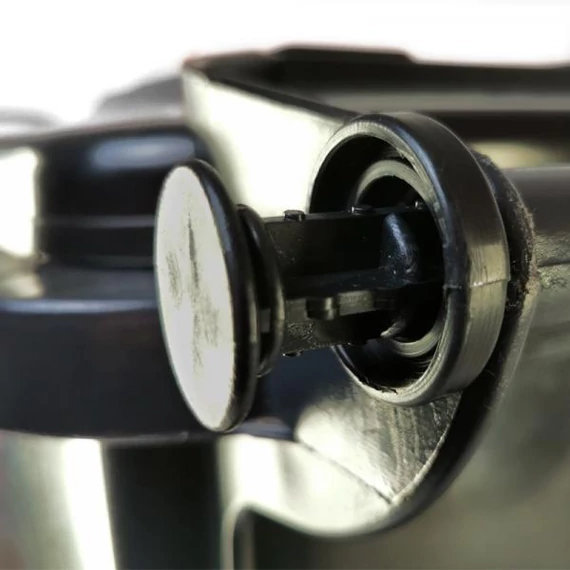 Univerzális fekete műanyag kukafedél rögzítő stift 120 és 240 literes szemetesedényhez